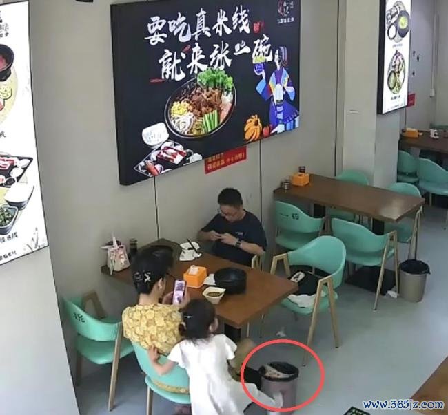 女孩故意踢翻垃圾桶4岁男孩默默收拾 家教差距显现