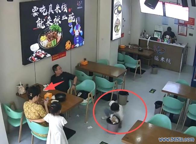 女孩故意踢翻垃圾桶4岁男孩默默收拾 家教差距显现