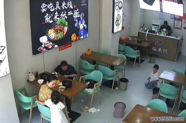 女孩故意踢翻垃圾桶4岁男孩默默收拾 家教差距显现