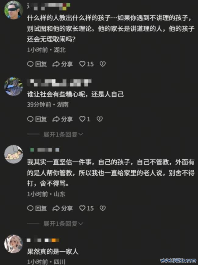 女孩故意踢翻垃圾桶4岁男孩默默收拾 家教差距显现
