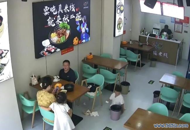 女孩故意踢翻垃圾桶4岁男孩默默收拾 家教差距显现