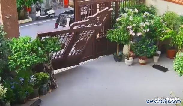 数百斤大门突然倒下将女子压住
