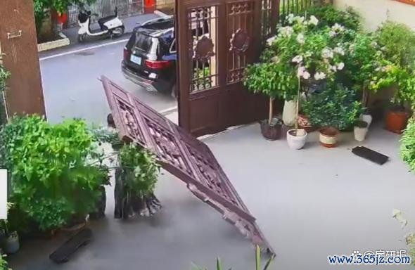 数百斤大门突然倒下将女子压住 安全隐患引关注